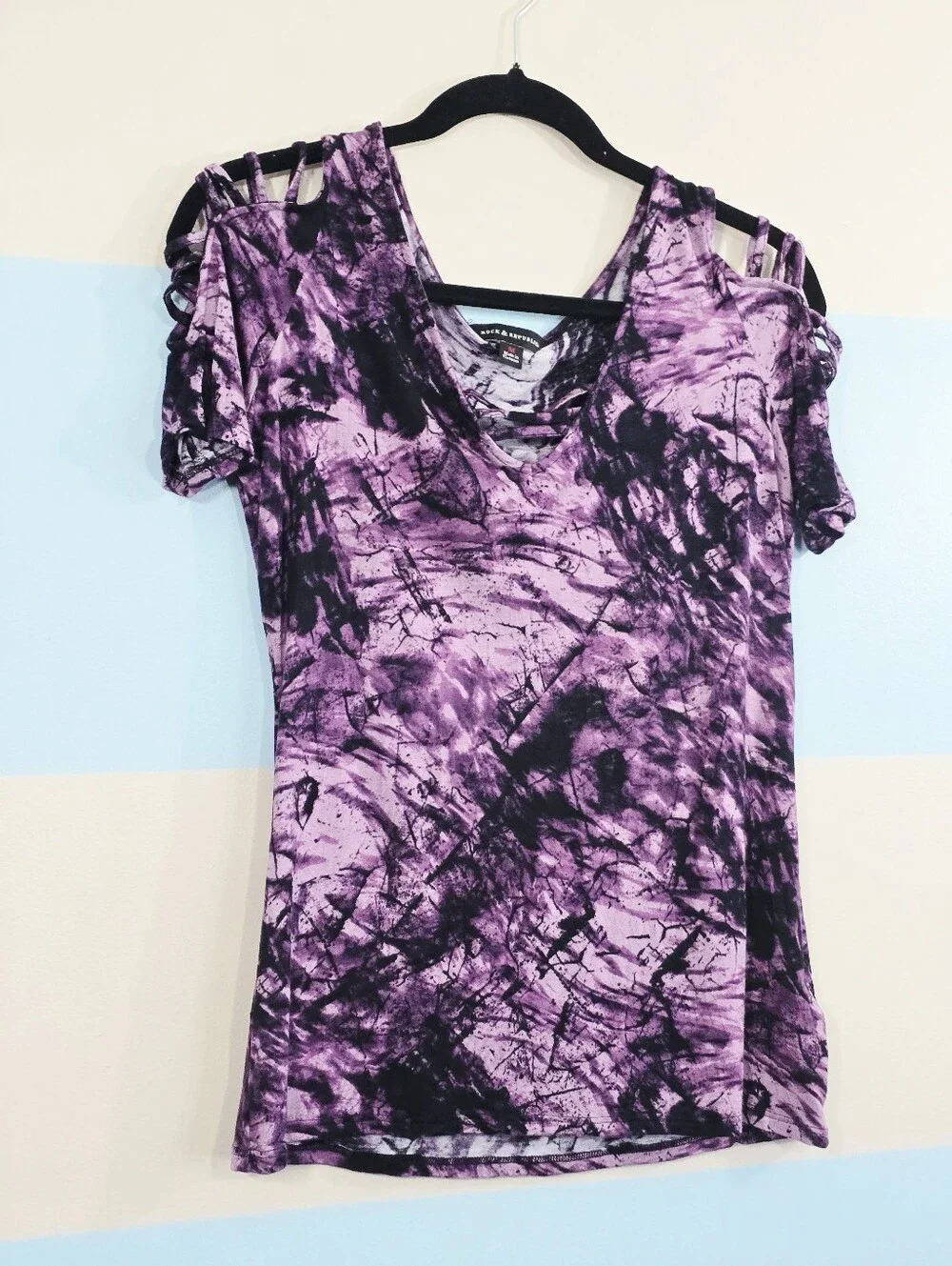 Rock & Republic Purple & Black Tie-Dye Cold-Shoulder V-Neck Tee - Picture 4 of 7